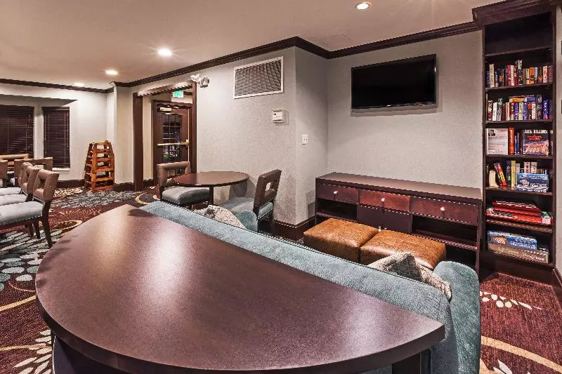 호텔 Staybridge Suites Tulsa Woodland Hills, An Ihg