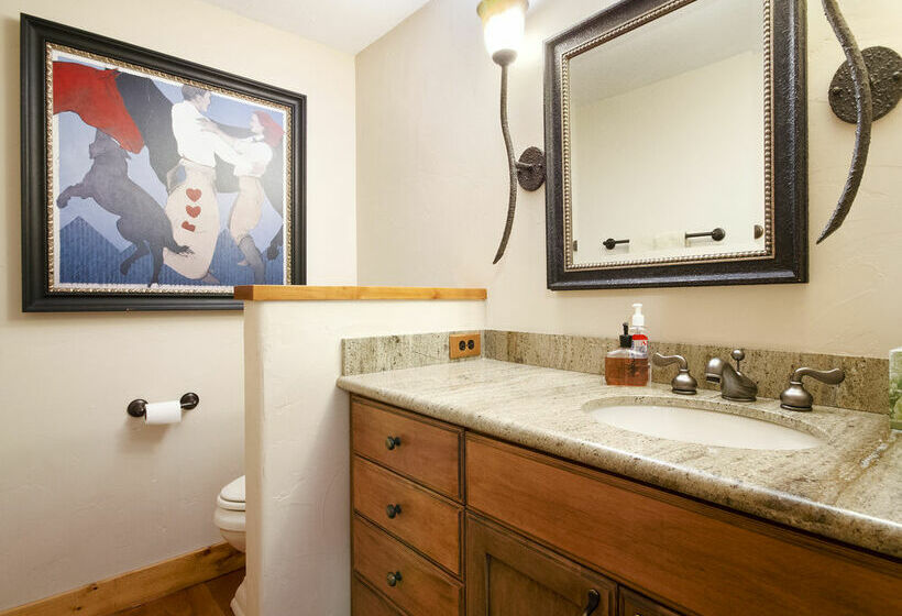 هتل Storm Meadows Townhomes