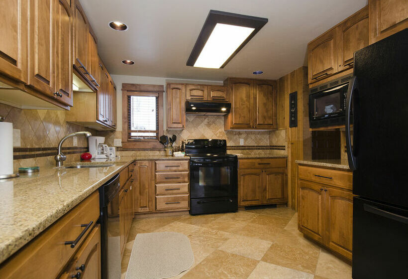 هتل Storm Meadows Townhomes