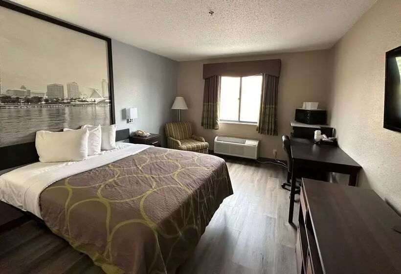 هتل Super 8 By Wyndham Green Bay I43 Bus. Park