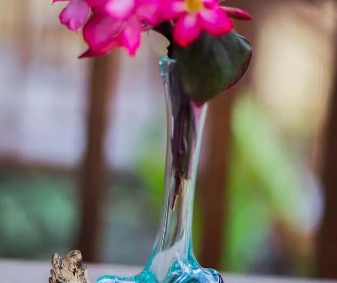 Majatalo Maha Guru Huts