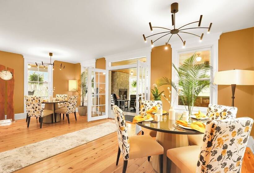 مبيت وإفطار The Royal Manor Inn