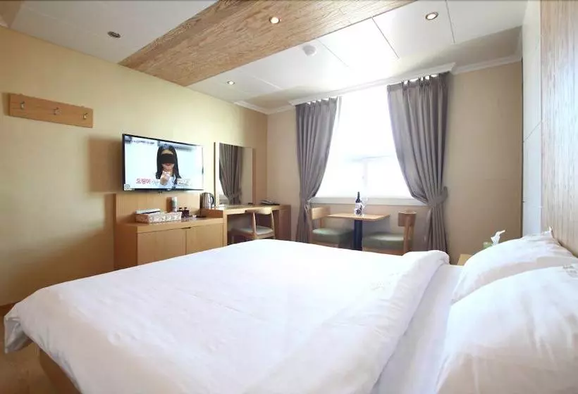 Prada Hotel & Pension