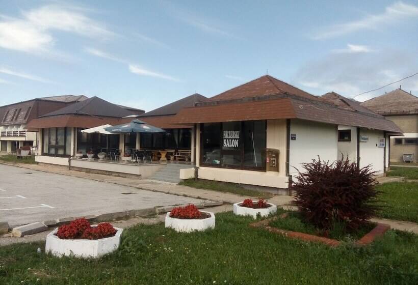 بنسيون Motel Licki Krovovi