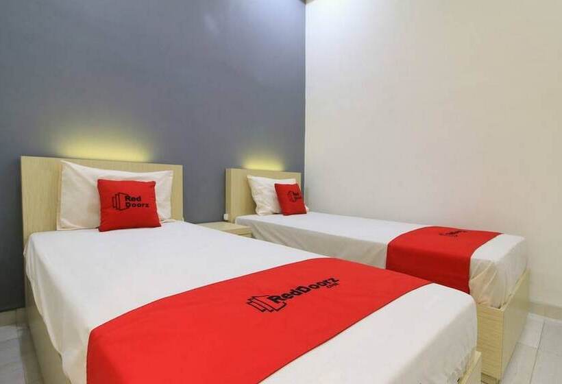 بنسيون Reddoorz Near Klaten Train Station