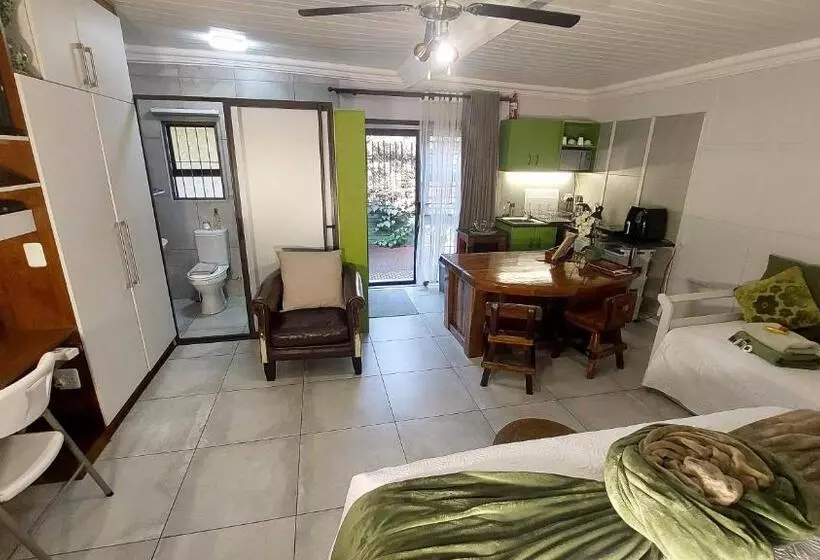 ペンション Rustic Forest Guest House