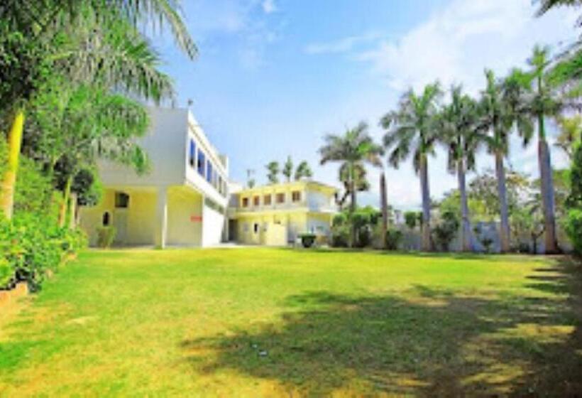 Hotel Chandrawati Palace