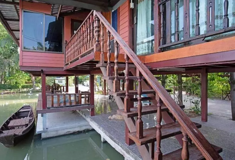 Hotelli Raknatee Resort