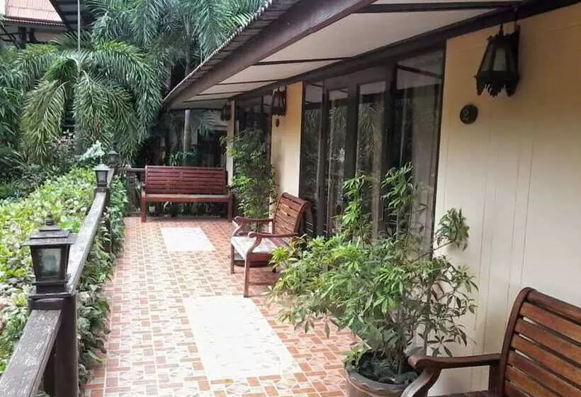 Hotelli Khetwarin Resort