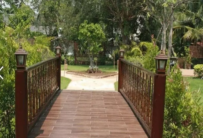 Hotelli Khetwarin Resort