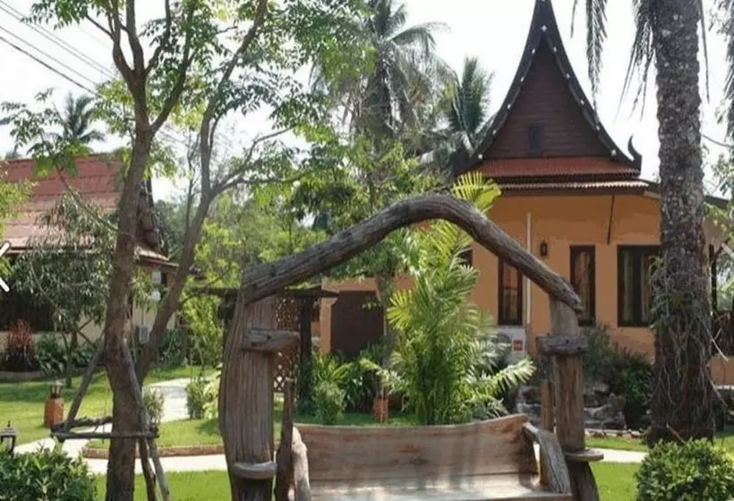 Hotelli Khetwarin Resort