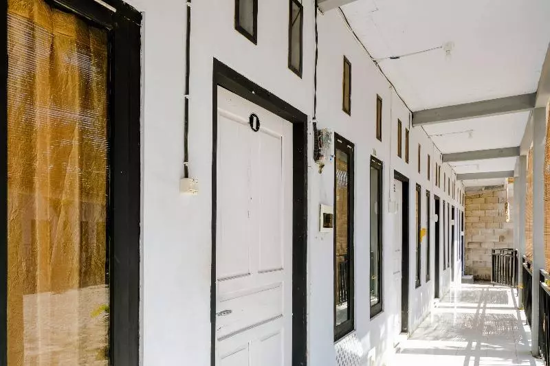 ユースホステル Spot On 1958 Asembagus Family