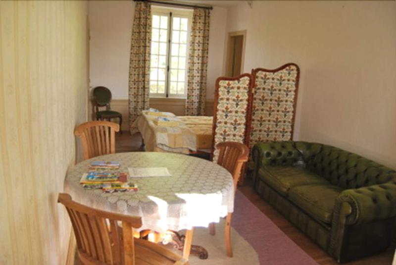 민박 Château De Poussignol