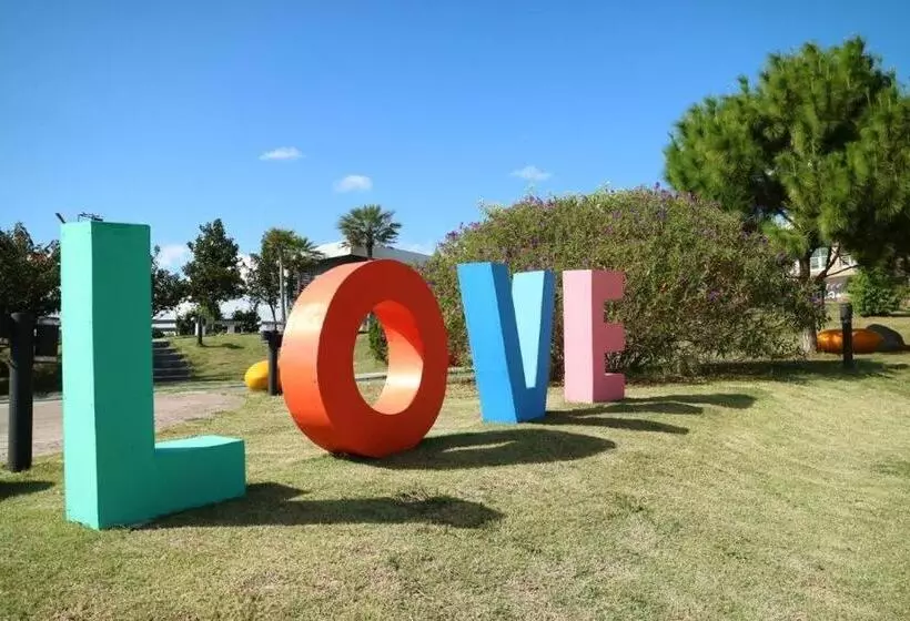 Hotelli Breeze Hill Resort