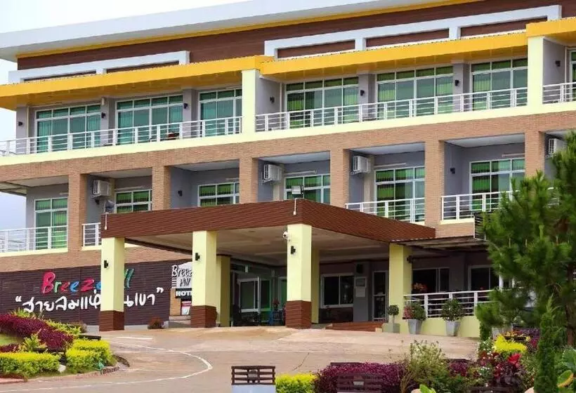 Hotelli Breeze Hill Resort