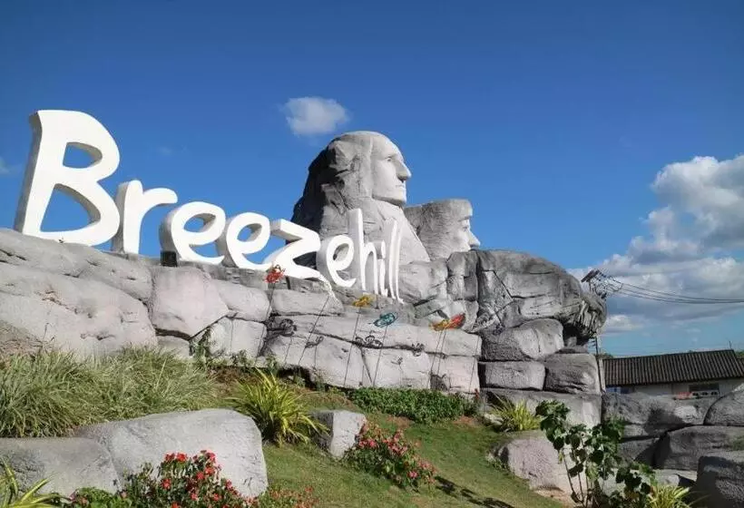 Hotelli Breeze Hill Resort