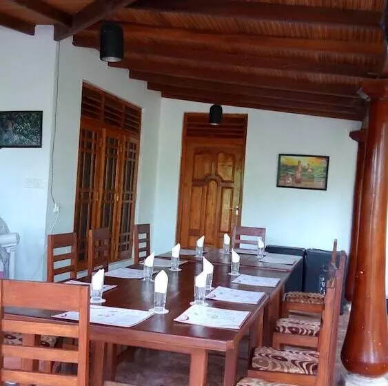 Aamiaismajoitus (B&B) L.l.tourist Inn & Safari Jeeps