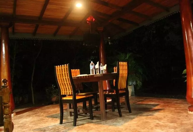 Aamiaismajoitus (B&B) L.l.tourist Inn & Safari Jeeps