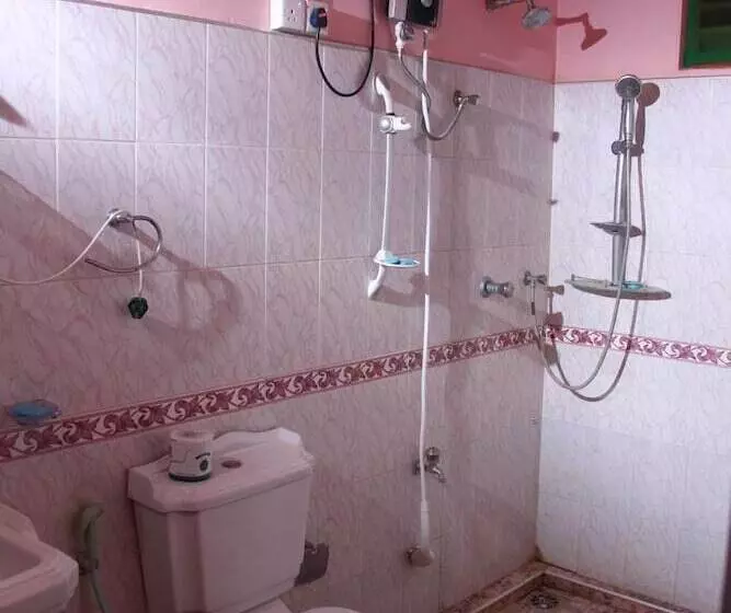 Aamiaismajoitus (B&B) L.l.tourist Inn & Safari Jeeps