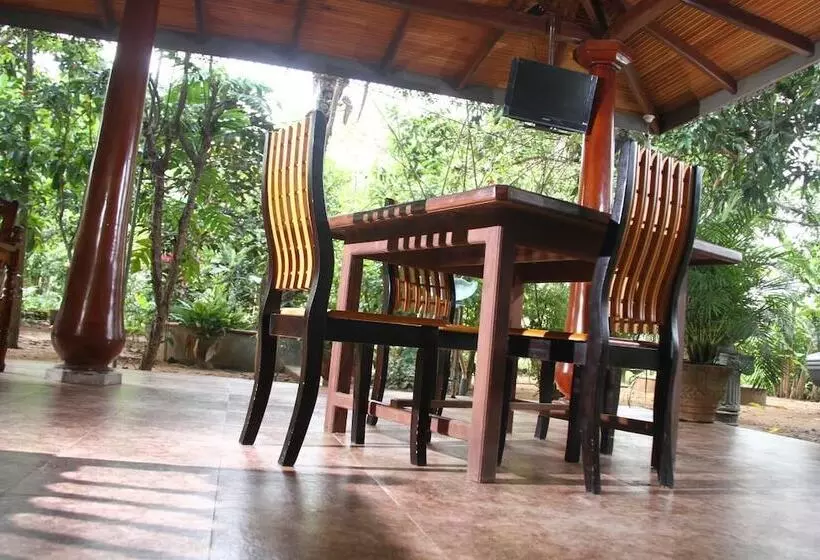 Aamiaismajoitus (B&B) L.l.tourist Inn & Safari Jeeps