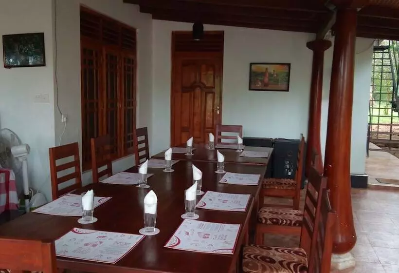 Aamiaismajoitus (B&B) L.l.tourist Inn & Safari Jeeps