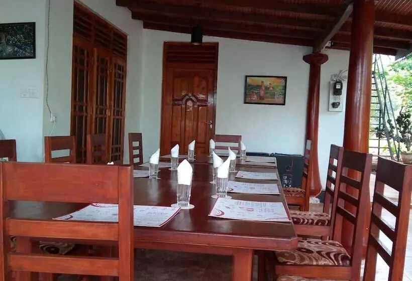 Aamiaismajoitus (B&B) L.l.tourist Inn & Safari Jeeps