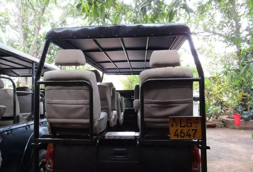 Aamiaismajoitus (B&B) L.l.tourist Inn & Safari Jeeps