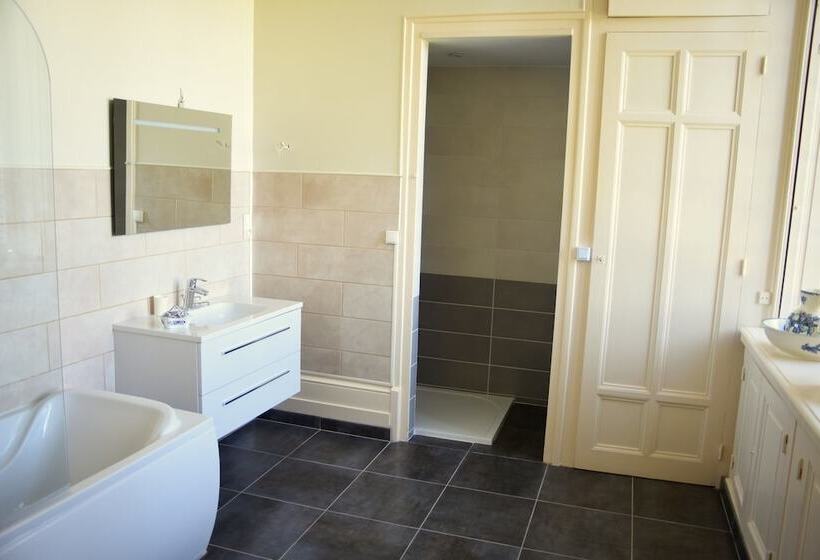 פנסיון Château De Varambon