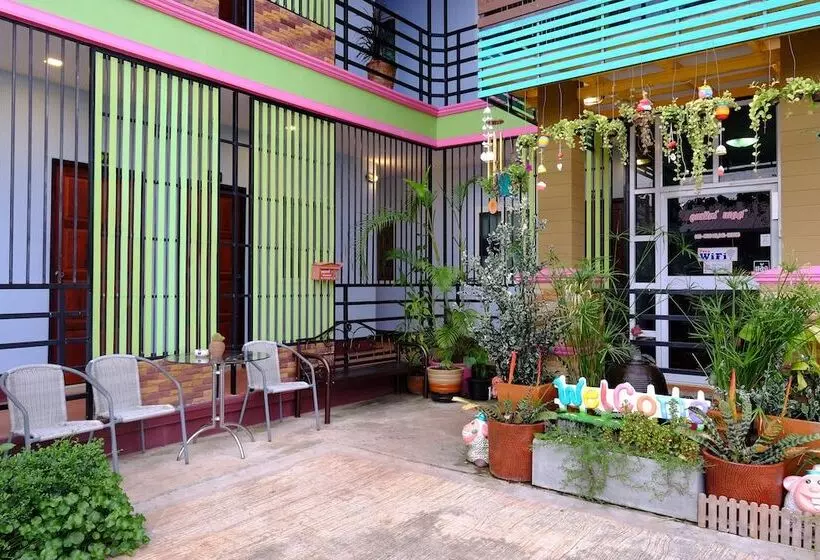 ホテル Amornrat Place