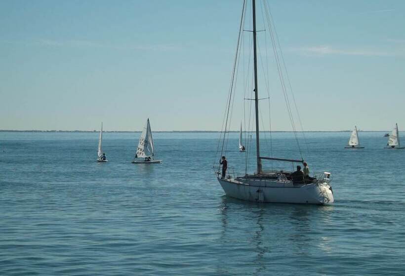 Отель Le Carnon