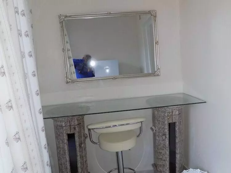 Majatalo Joezebel Guesthouse