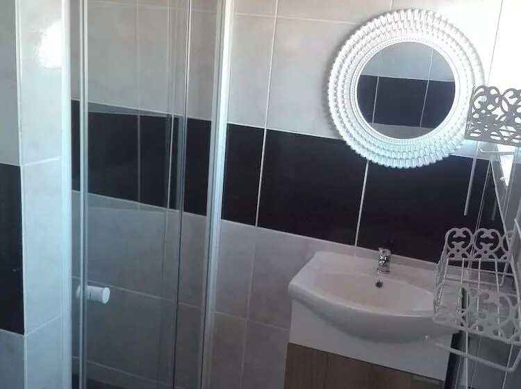 Majatalo Joezebel Guesthouse