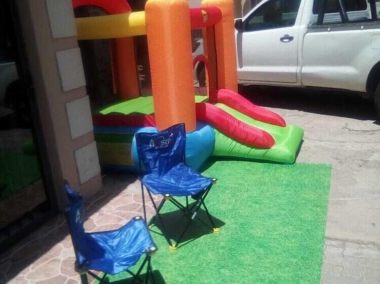 ペンション Unathi Guest Lodge