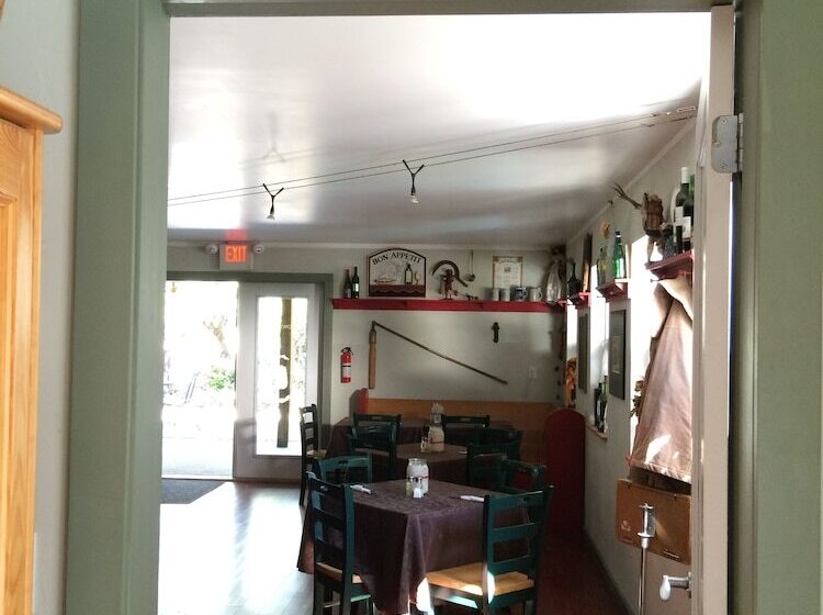 צימר Crowsnest Vineyards Guesthouse