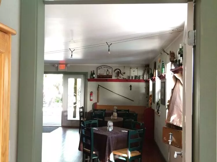 Bed and Breakfast Crowsnest Vineyards Guesthouse