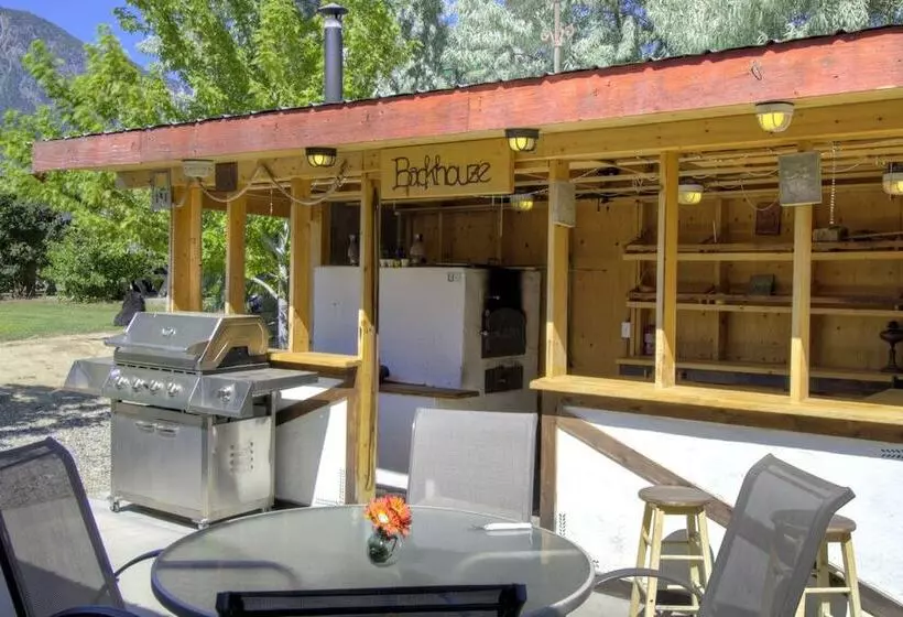 Bed and Breakfast Crowsnest Vineyards Guesthouse