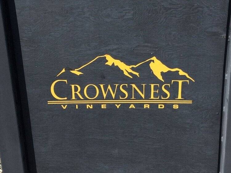 צימר Crowsnest Vineyards Guesthouse