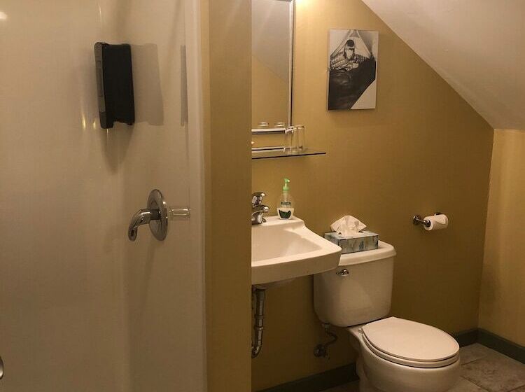 צימר Crowsnest Vineyards Guesthouse