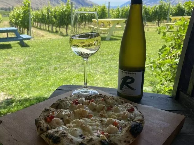 Bed and Breakfast Crowsnest Vineyards Guesthouse