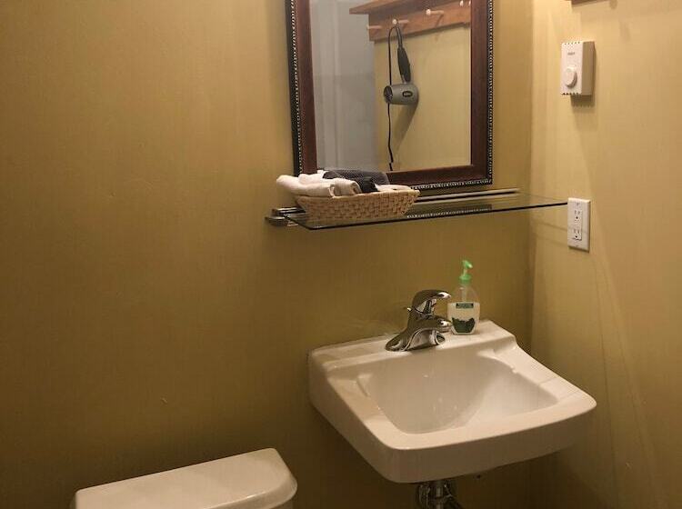 צימר Crowsnest Vineyards Guesthouse