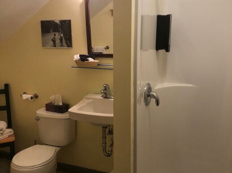 צימר Crowsnest Vineyards Guesthouse