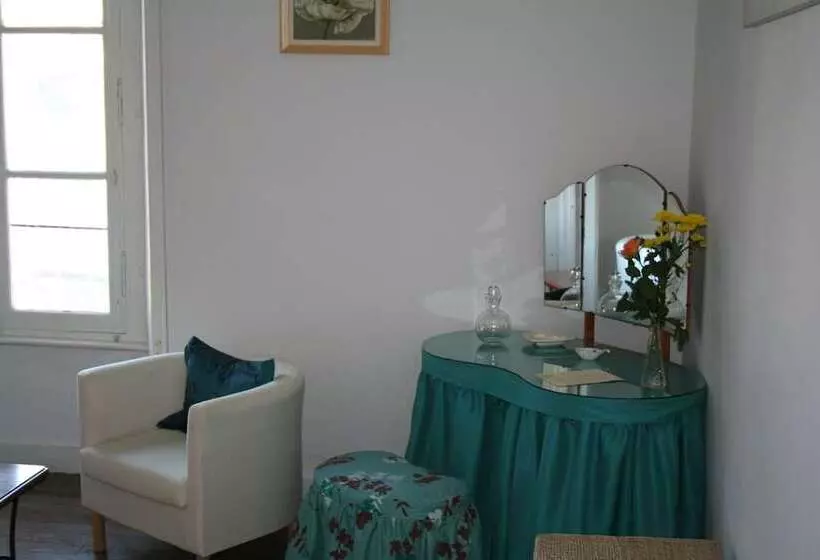 ベッドアンドブレックファースト Le Voltaire