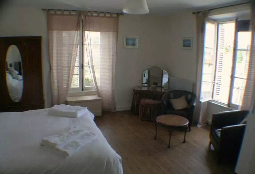 ベッドアンドブレックファースト Le Voltaire