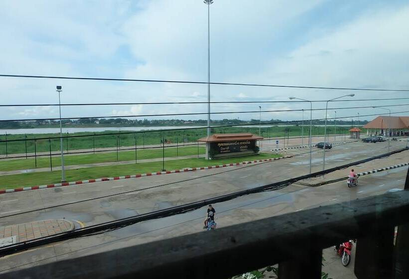 בית מלון כפרי Laong Pilom Boutique Guesthouse