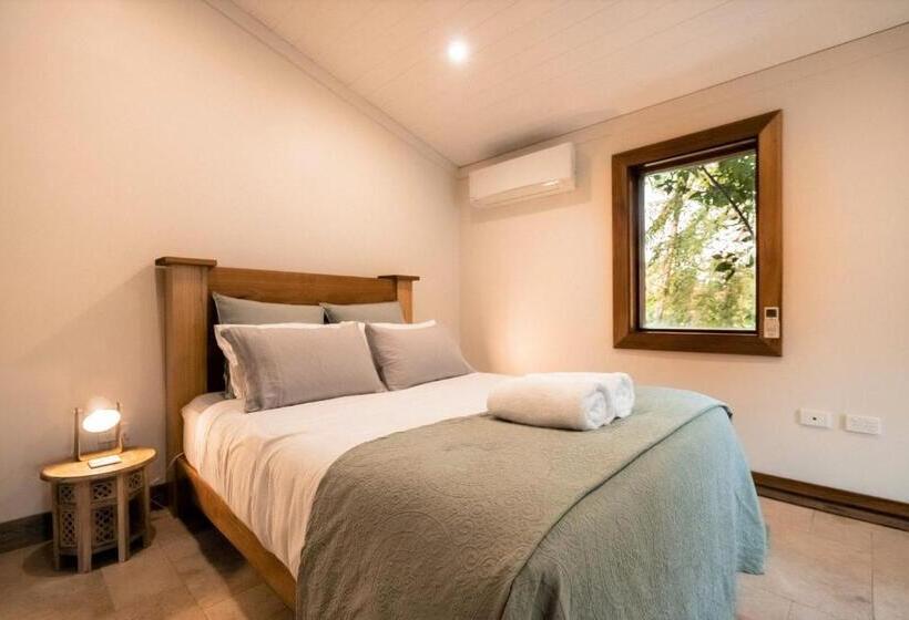 Palm Grove Rainforest Retreat