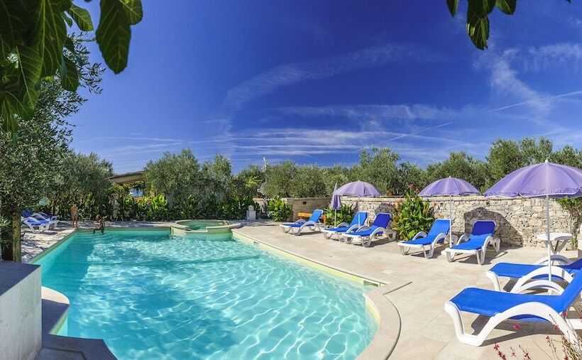 בית מלון כפרי Olive Garden Camp Resort