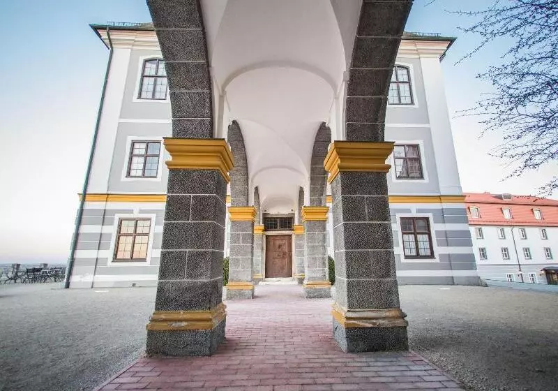 Hotelli Schloss Leitheim