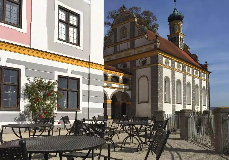 Hotelli Schloss Leitheim