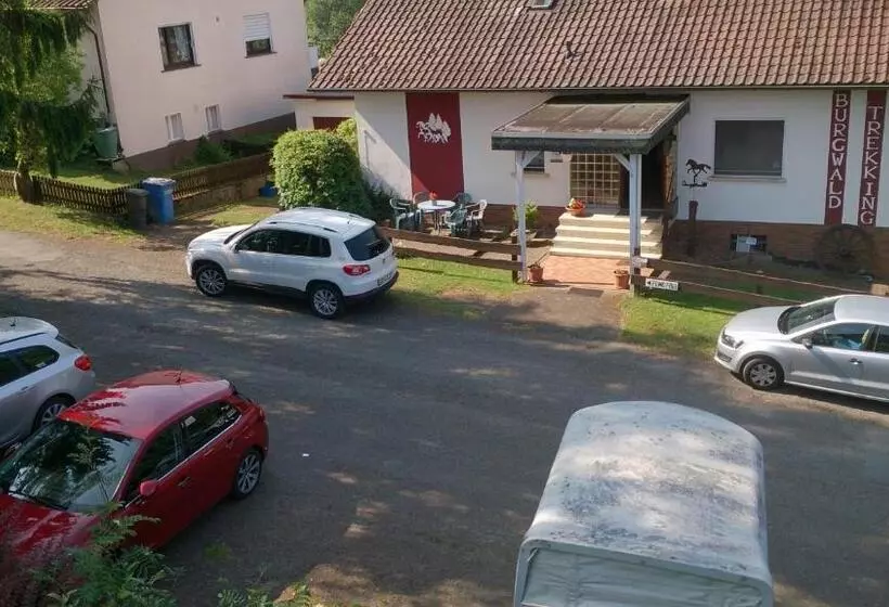 Majatalo Gästehaus Burgwald Trekking