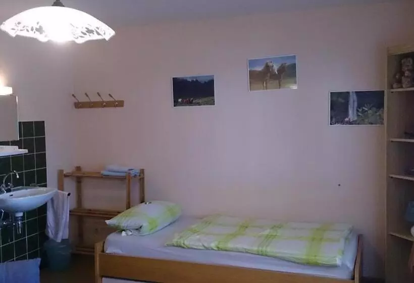 Majatalo Gästehaus Burgwald Trekking